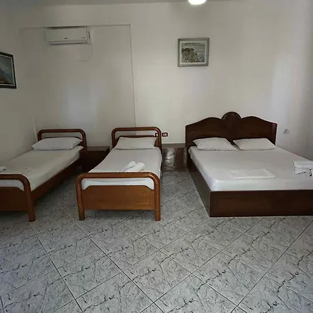 Victor House فلورا